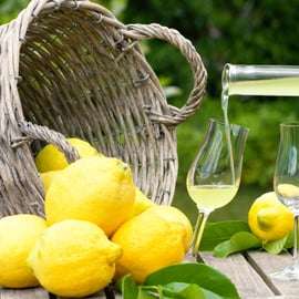 SORRENTO: Sobremesa al atardecer elaborando limoncello