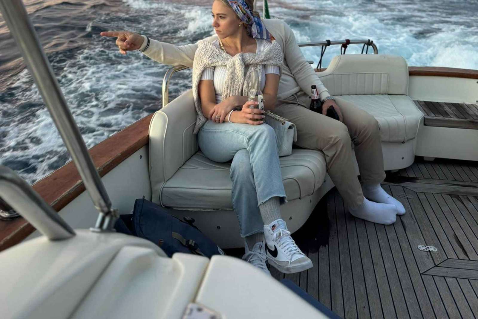 Sorrento: Passeio de barco costeiro ao pôr do sol com aperitivo