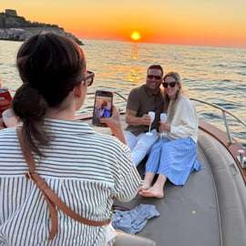 Sorrento: Passeio de barco costeiro ao pôr do sol com aperitivo