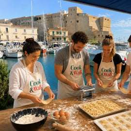 Kochkurs Neapel: Pasta und Tiramisu im Restaurant am Meer
