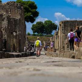 Descubra Herculano: visita guiada em português à antiga cidade romana