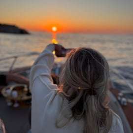 Sorrento: Passeio de barco costeiro ao pôr do sol com aperitivo