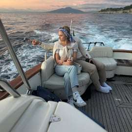 Sorrento: Passeio de barco costeiro ao pôr do sol com aperitivo