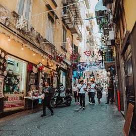 Naples : Visite en petit groupe du palais royal et des quartiers espagnols