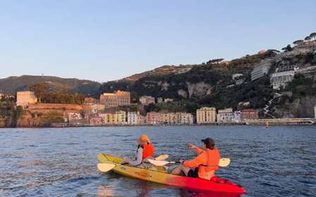 Sorrento: Small group kayak tour to Bagni Regina Giovanna