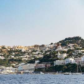 Boottocht rond Capri langs grotten en Faraglioni