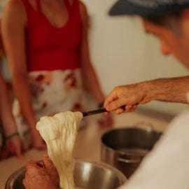 Amalfi: Aula de culinária com massas, mussarela e tiramisù