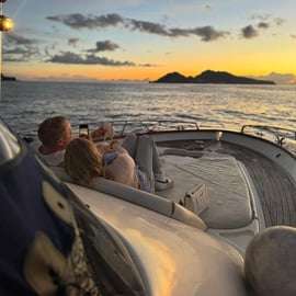 Sorrento: Passeio de barco costeiro ao pôr do sol com aperitivo