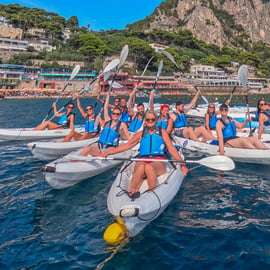 Capri: Prohlídka jeskyní a pláží na kajaku