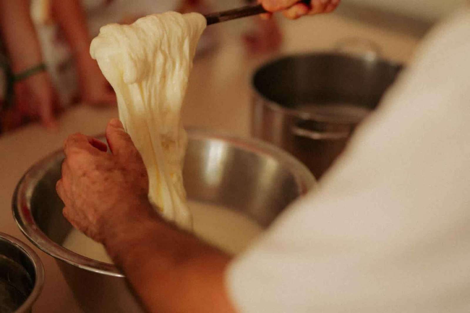 Amalfi: Aula de culinária com massas, mussarela e tiramisù