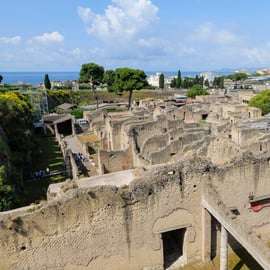 Descubra Herculano: visita guiada em português à antiga cidade romana