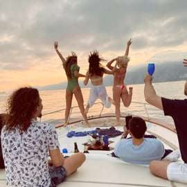 Cruzeiro ao pôr do sol em Positano num gozzo, com aperitivo