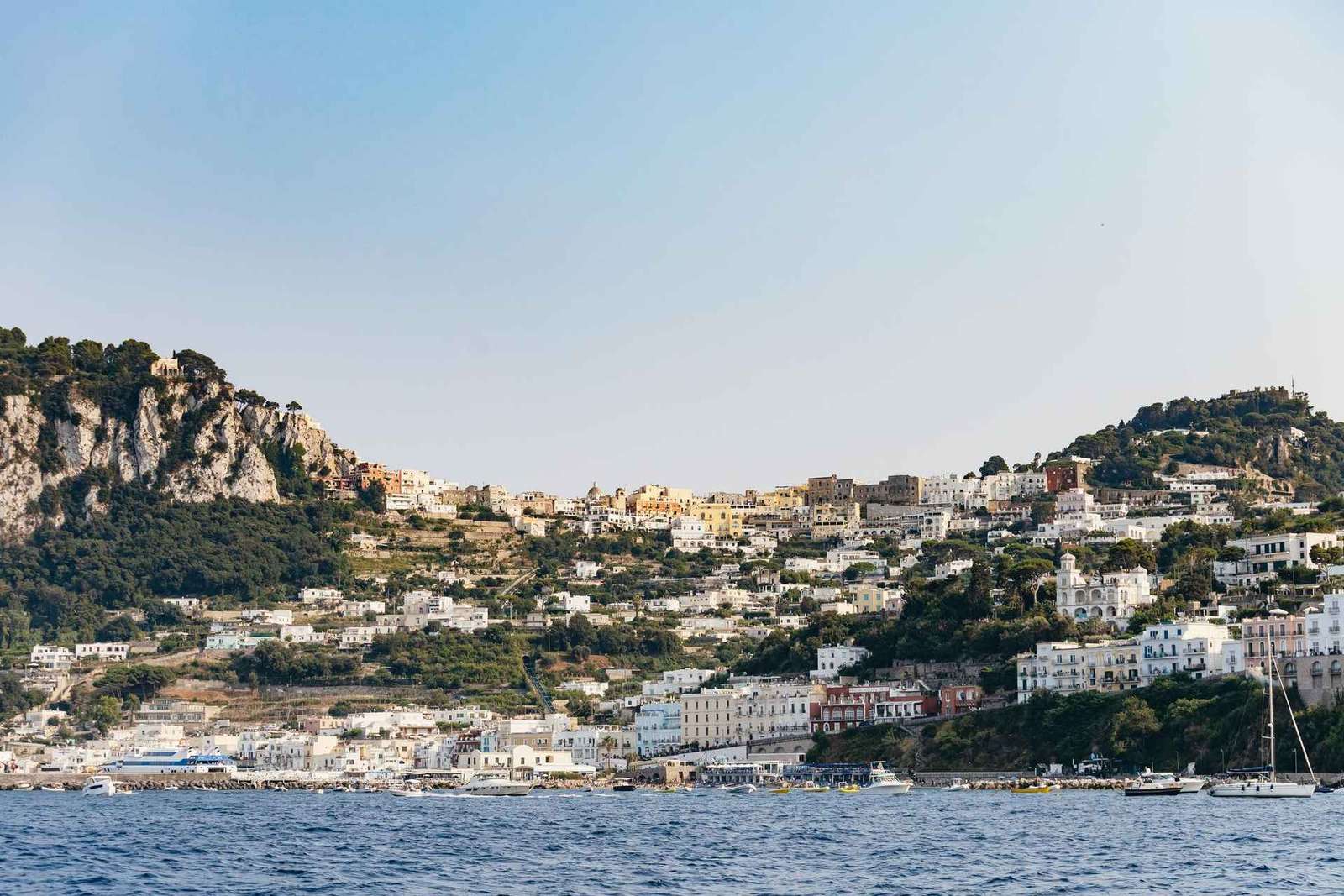 Boottocht rond Capri langs grotten en Faraglioni